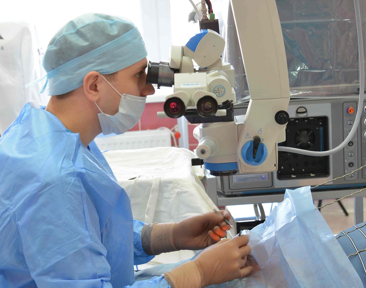 Операция катаракты в краснодаре. Катаракта глаза операция. Операцию по удалению катаракты первая в мире. Как делают операцию по удалению глаукомы.